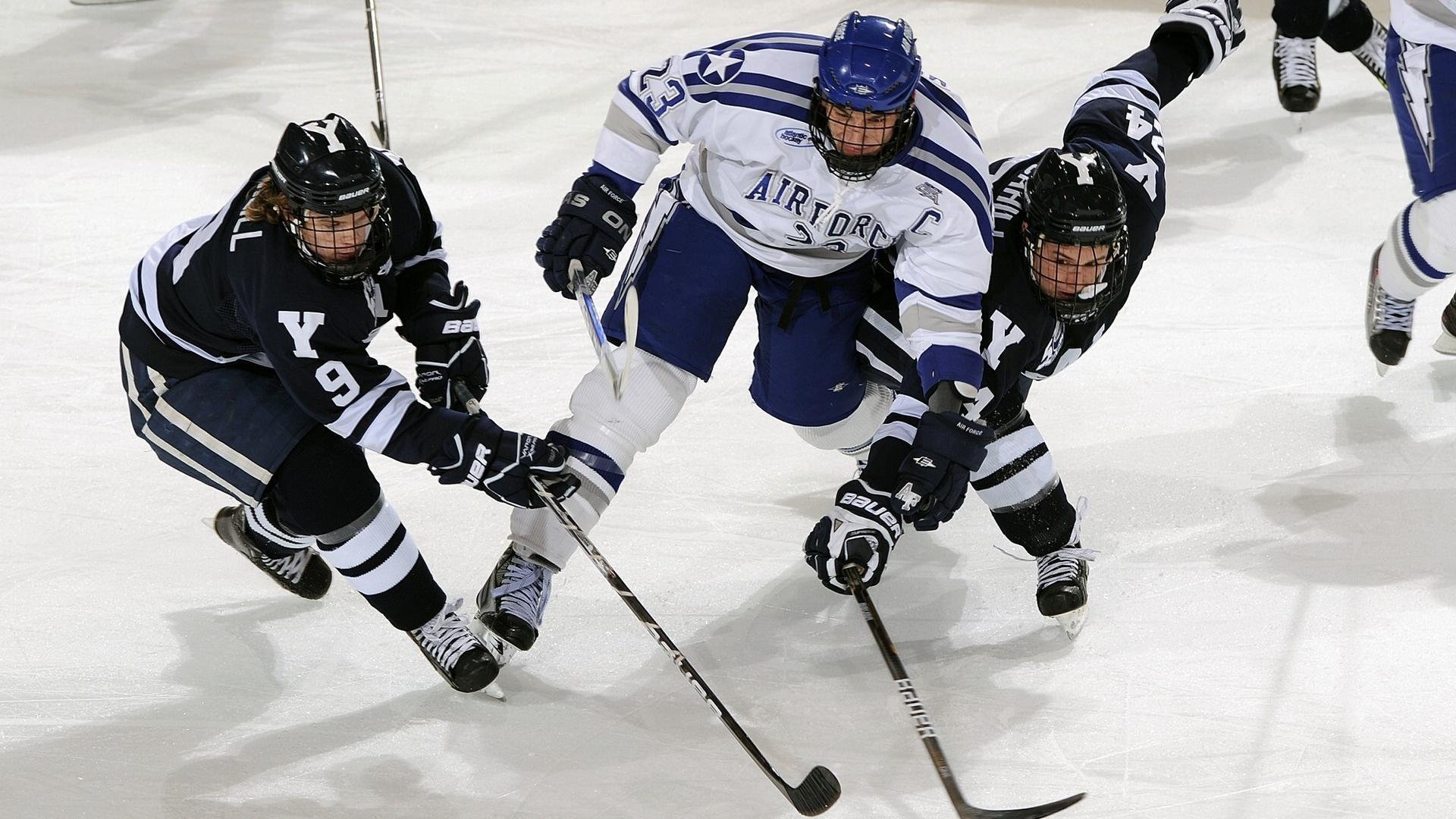 球迷原创歌曲走红成为比赛现场打气助威的重要标志，球迷经常唱的歌