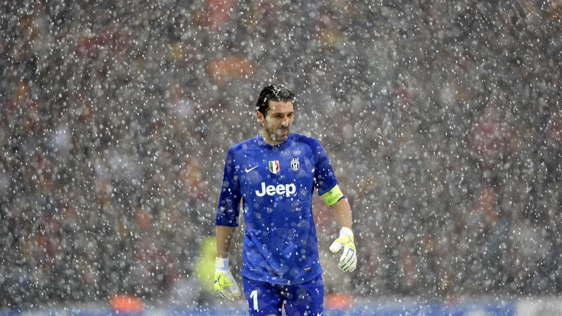 球迷原创歌曲走红成为比赛现场打气助威的重要标志，球迷经常唱的歌